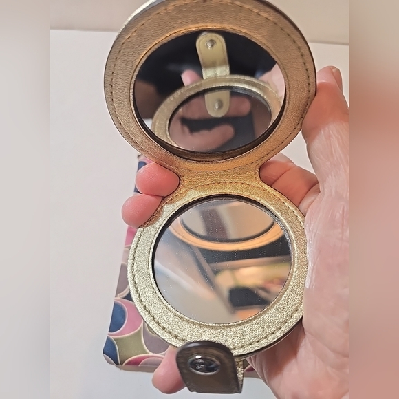 Coach Gallery Scarf Print Sunglass Case + Double Foldable Mirror Set - Picture 5 of 9